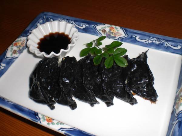 どうです？このインパクト。竹炭と黒ゴマを使用しているのです。