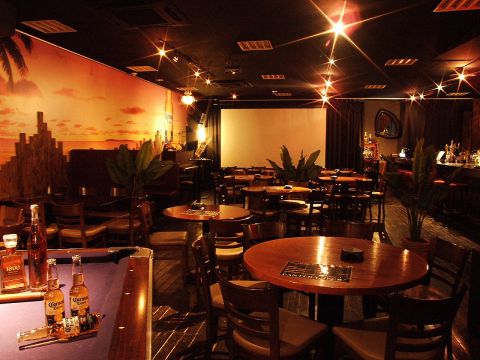 テーブル席は自由な空気でとても落ち着きます。