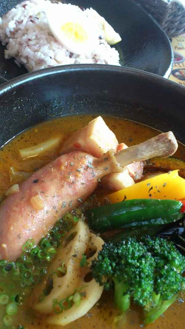 ジューシーな骨付きウインナーとベーコンで2度美味しい！ベコンナー￥1,060。
