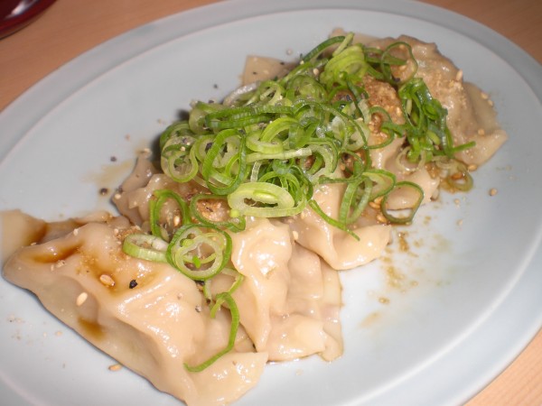 贅沢に黒豚のトントロを使った「黒豚とろ餃子」